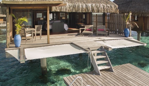 Villa, 1 cama de matrimonio grande, sobre el agua