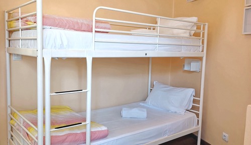 Habitación con 2 camas individuales, baño privado