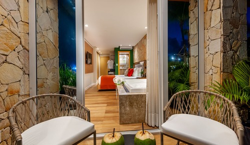 Quarto casal luxo, banheira de hidromassagem e varanda