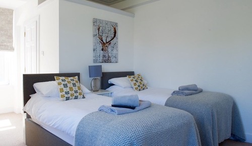 Habitación con 1 cama doble o 2 individuales, baño privado, vistas parciales al mar