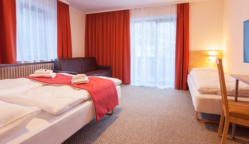 Habitación triple, balcón, junto a la montaña