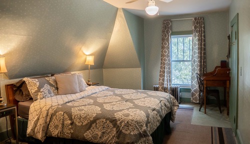 Third floor room with Private Hall Bathroom
