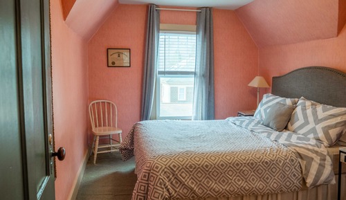 Third floor room with Private Hall Bathroom