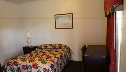 Habitación básica, frigorífico y microondas