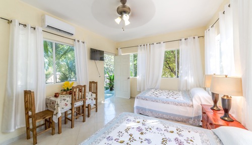 Habitación estándar doble, varias camas, balcón, en la zona del jardín