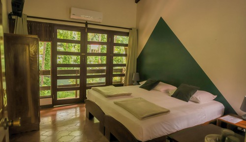 Habitación superior con 1 cama doble o 2 individuales, vistas al jardín