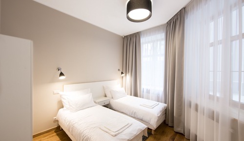 Large One- Bedroom Apartment with Bath
