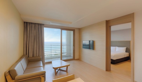 Resort Suite (Kitchen/Square Ocean View/Bed)