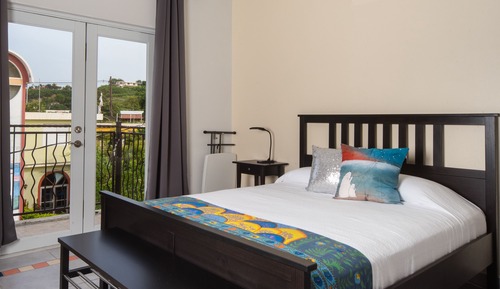 Habitación, balcón, vistas a la ciudad