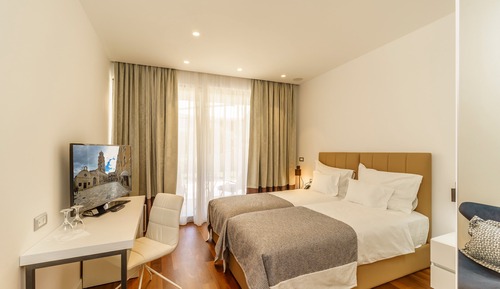 Habitación superior con 2 camas individuales, acceso a la piscina, en la zona del jardín