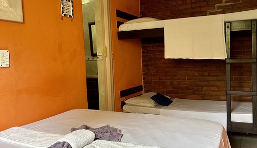 Habitación cuádruple básica, vistas al patio
