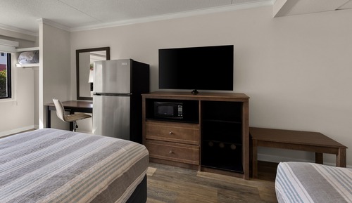Habitación Deluxe doble, varias camas, frigorífico y microondas
