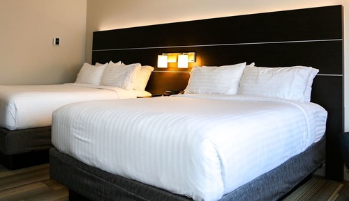 Habitación estándar, 2 camas de matrimonio (Communications Accessible)