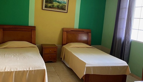Habitación básica con 2 camas individuales