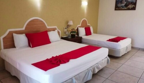 Habitación básica con cama king y ventilador (Sin aire acondicionado)