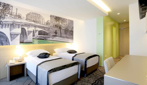 Habitación superior con 1 cama doble o 2 individuales, vistas a la ciudad