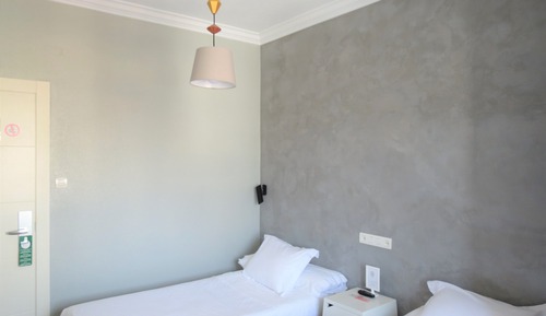 Habitación con 2 camas individuales, baño compartido