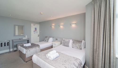 Habitación triple, varias camas