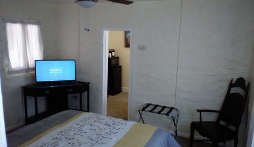 Suite familiar, varias camas, frigorífico y microondas, en la zona del patio