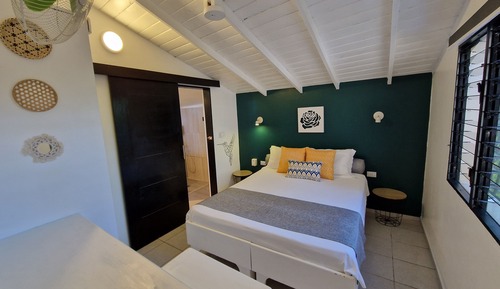 Bungalow, 2 habitaciones, cocina básica, vistas a la piscina