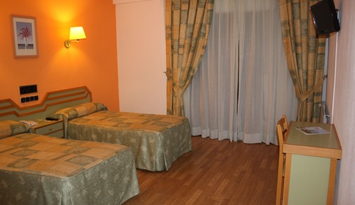 Habitación con 2 camas individuales