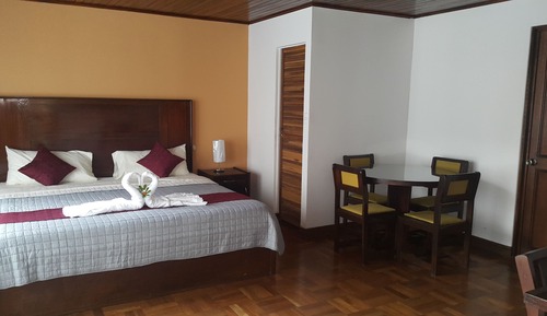 Suite exclusiva, 1 cama de matrimonio grande, junto a la piscina