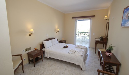 Habitación con 2 camas individuales, vistas a la piscina