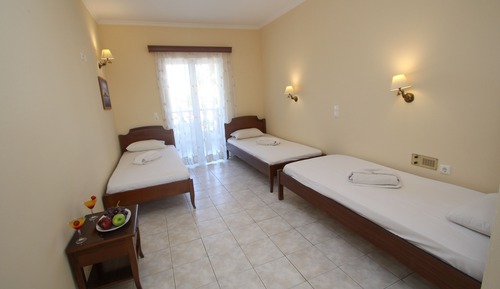 Habitación triple, vistas a la piscina