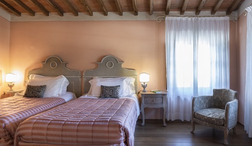 Habitación, varias camas
