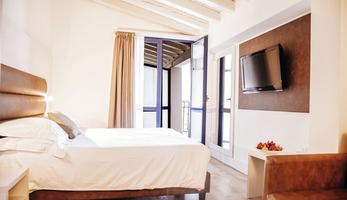 Habitación superior con 1 cama doble o 2 individuales, vistas parciales al lago