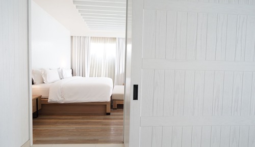 Habitación con 1 cama doble o 2 individuales, vistas a la piscina
