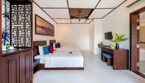Habitación superior con 2 camas individuales, vistas al jardín