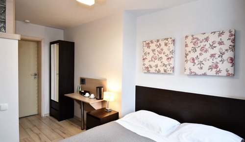 Habitación individual, baño privado (I)