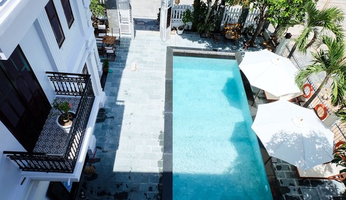 Habitación triple, vistas a la piscina