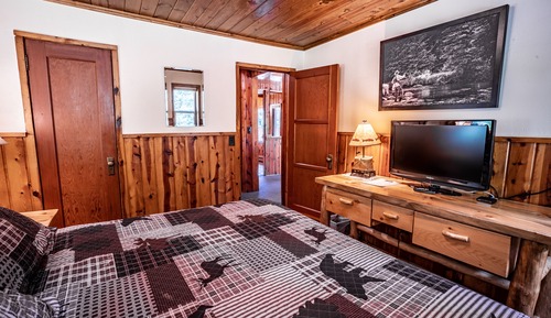 Casa familiar, 2 habitaciones, vistas al río, junto a la montaña