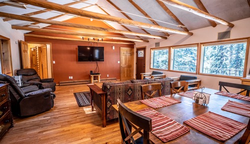 Casa familiar, 3 habitaciones, vistas al río, junto a la montaña