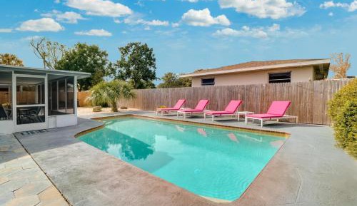 Five Bedroom Holiday Home