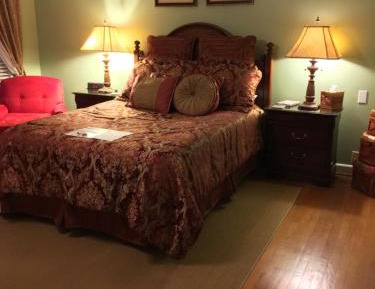 Deluxe Queen Suite