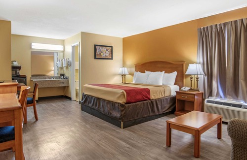 Evergreen Hotel | Econo Lodge Inn & Suites
