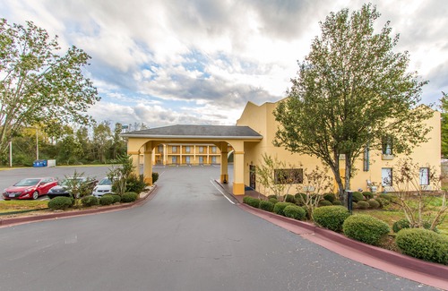 Evergreen Hotel | Econo Lodge Inn & Suites
