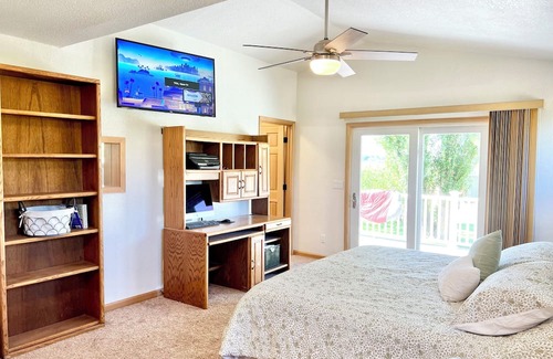 Salmon Casa | Mountain getaway on a private culdesac, 360 views out large windows.