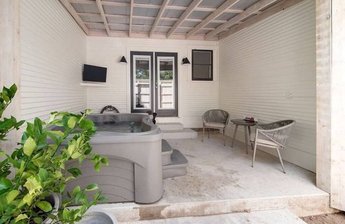 Fredericksburg Apartamento | Hot Tub, King Bed, Walk to Main, Luxe Bath - No. 2