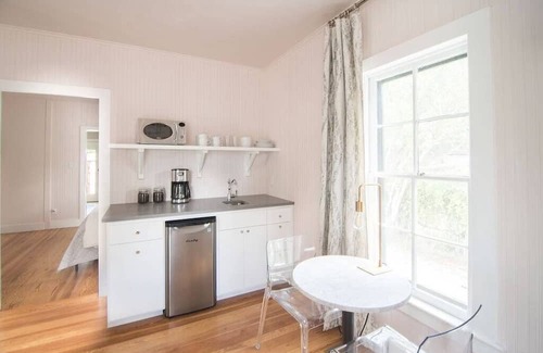Fredericksburg Apartamento | Hot Tub, King Bed, Walk to Main, Luxe Bath - No. 2