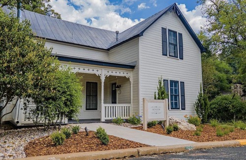 Fredericksburg Apartamento | Hot Tub, King Bed, Walk to Main, Luxe Bath - No. 2