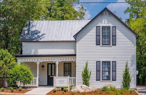 Fredericksburg Apartamento | Hot Tub, King Bed, Walk to Main, Luxe Bath - No. 3