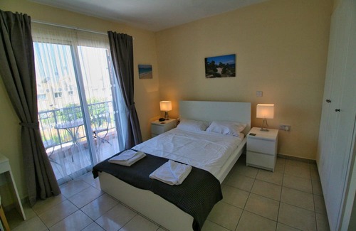 Peyia Town Casa | Direct access to the pool from the garden. A sandy beach is a few minutes away.