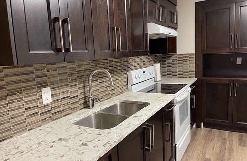 Springbank Casa | New Guest Suit with Full Bath and Modern Kitchen on Estate Acreage