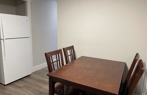 Springbank Casa | New Guest Suit with Full Bath and Modern Kitchen on Estate Acreage
