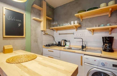 Cihangir Apartamento | Charming Flat Close to Transit Hub in Central