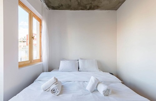 Istanbul City Center Apartamento | Stylish Flat w Patio Near Red Church in Fatih